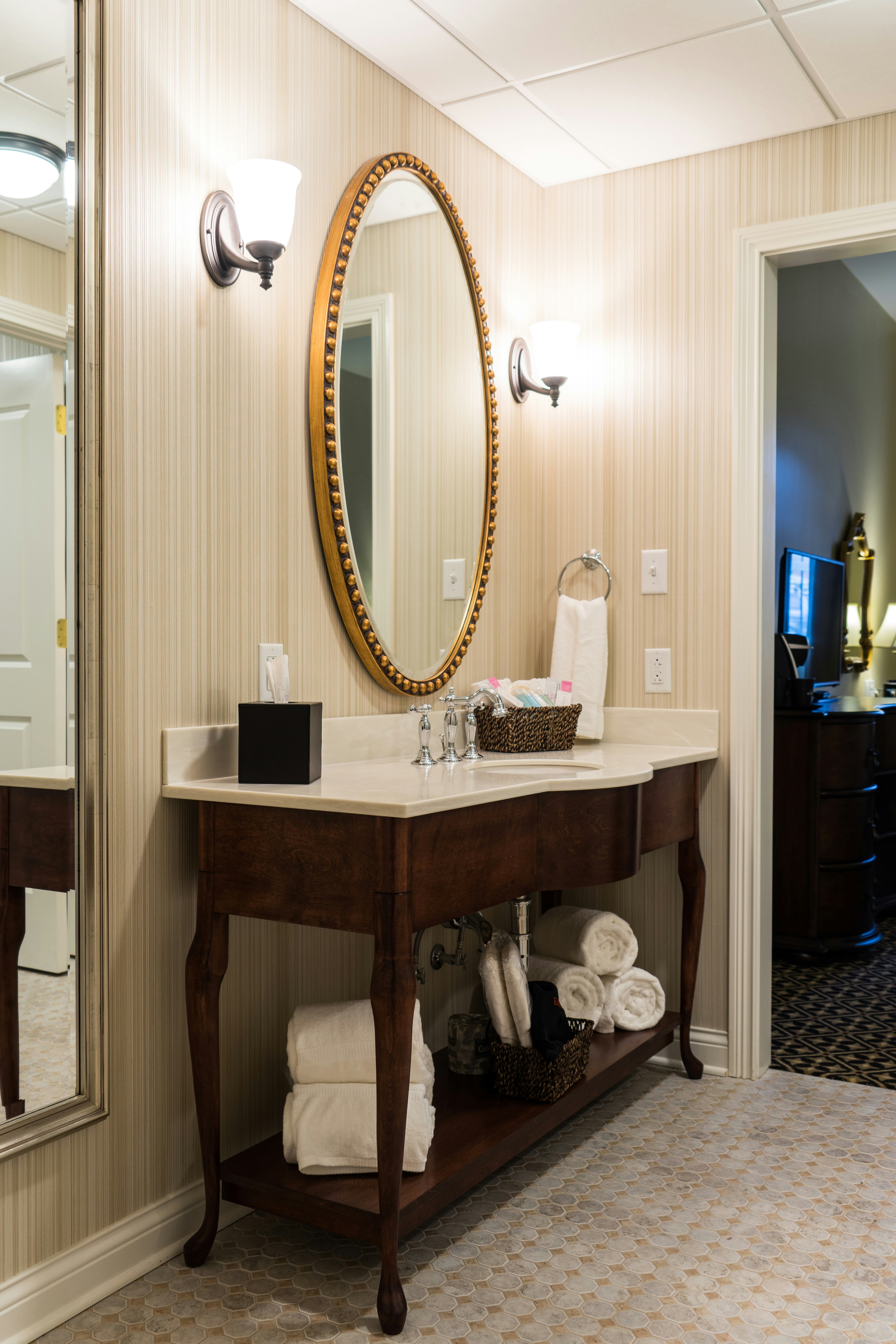 The Mount Vernon Grand Hotel 44/45