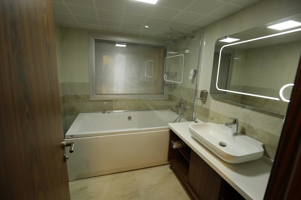 Can Deluxe Hotel 24/25