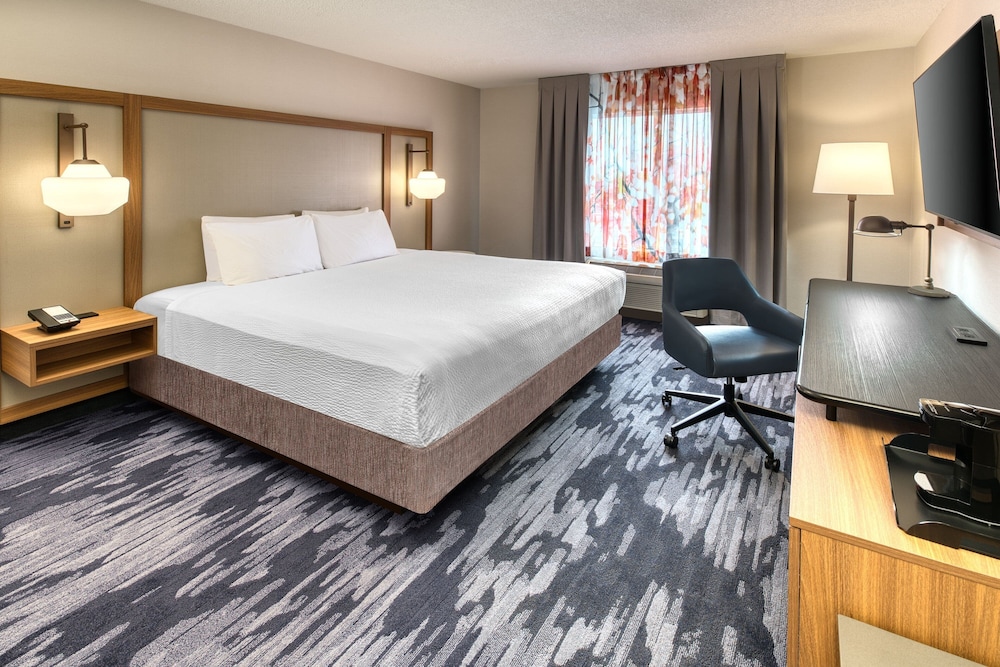 Room, King Bed, Accessible, Fairfield Inn And Suites By Marriott Toronto Brampton 2/3