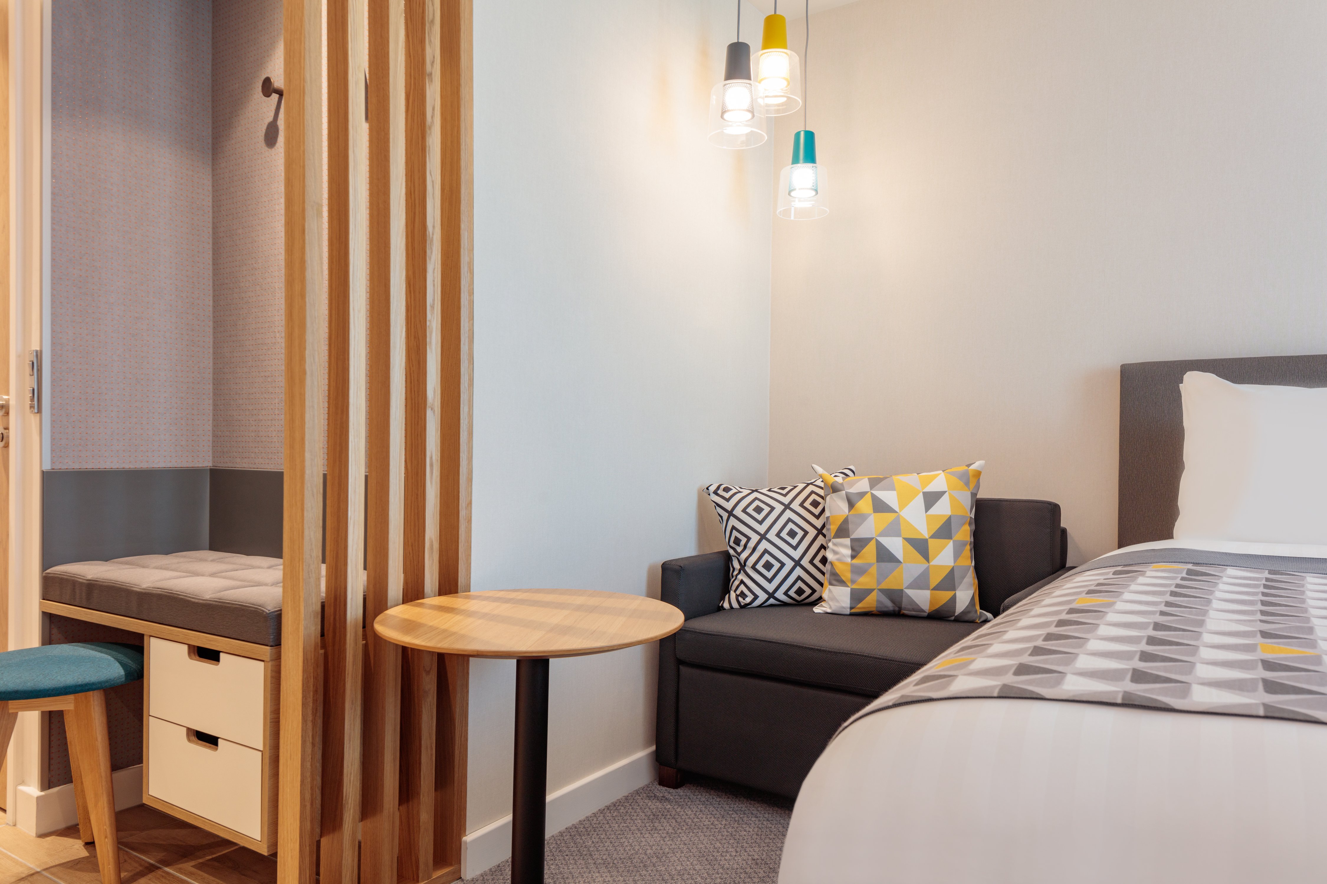 Holiday Inn London - Heathrow Bath Road 16/76