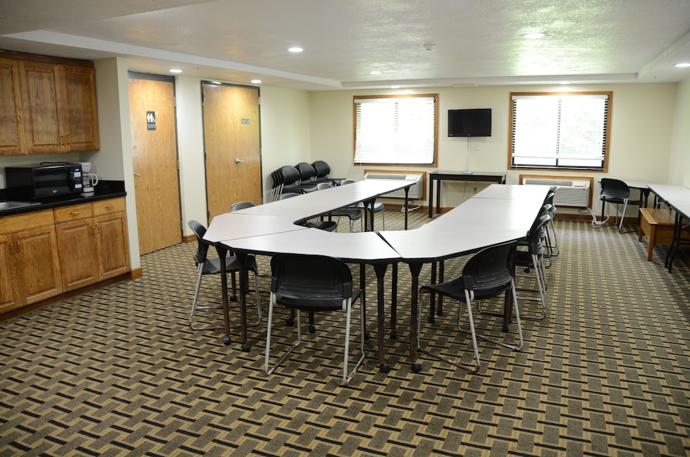 AmericInn By Wyndham West Burlington 30/45