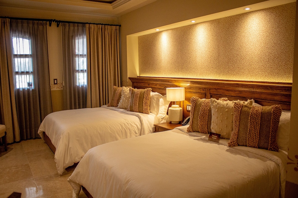 GRAND, 2 QUEEN BEDS, GARDEN VIEW