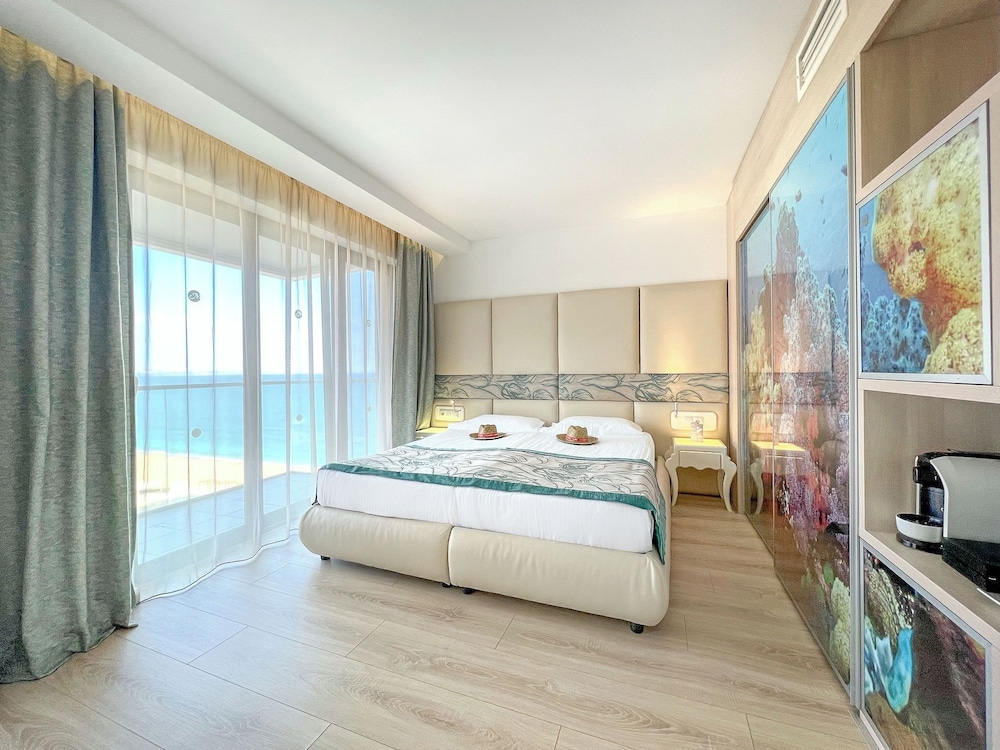 JUNIOR SUITE, SIDE SEA VIEW