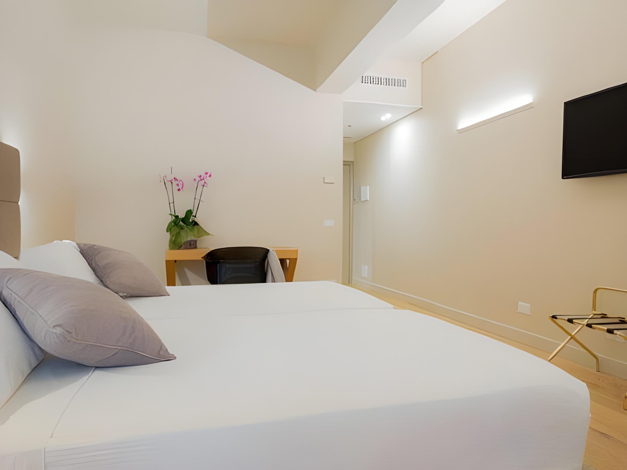 Superior, Twin Beds, Theater View