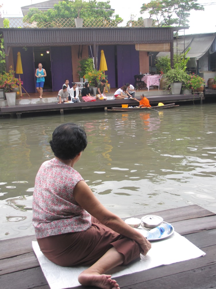 BANG LUANG HOUSE BANGKOK 69/70