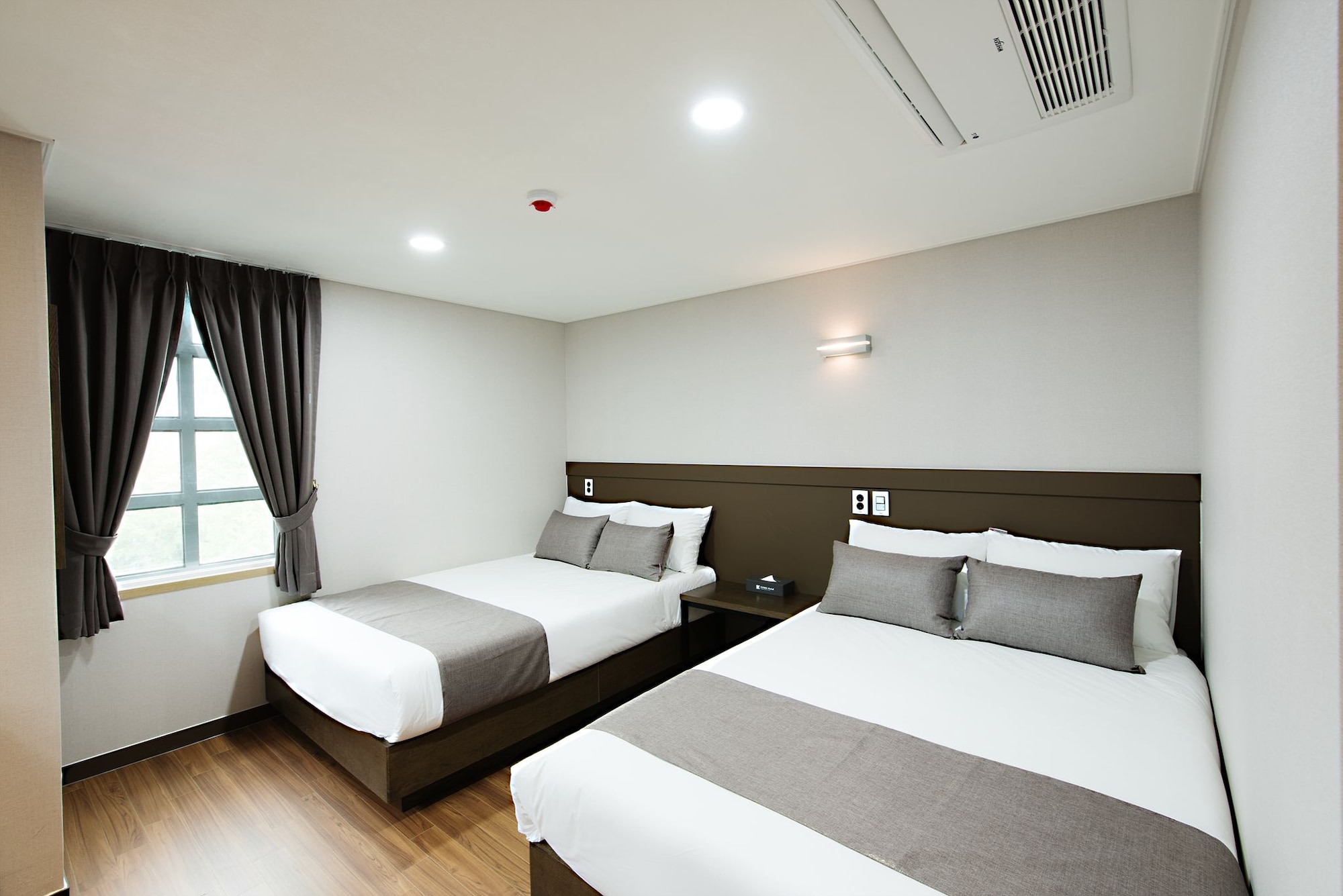 BASIC, QUADRUPLE, 2 DOUBLE BEDS