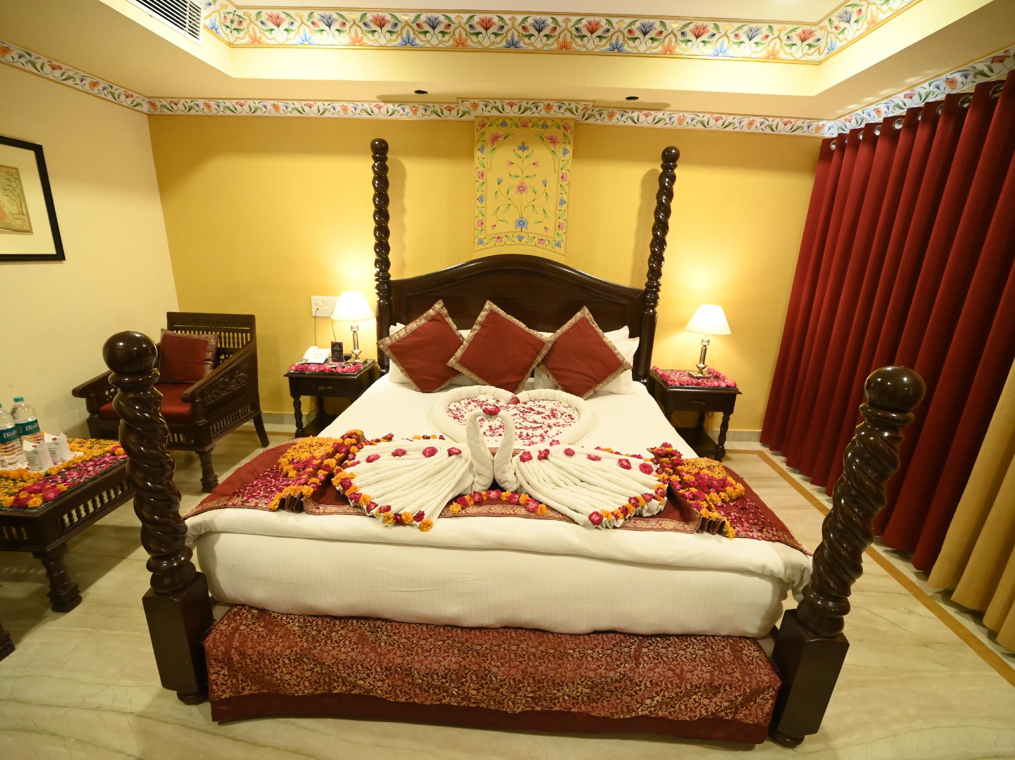 غرفة ديلوكس بسرير كينج، Fort Chandragupt Hotel 2/2