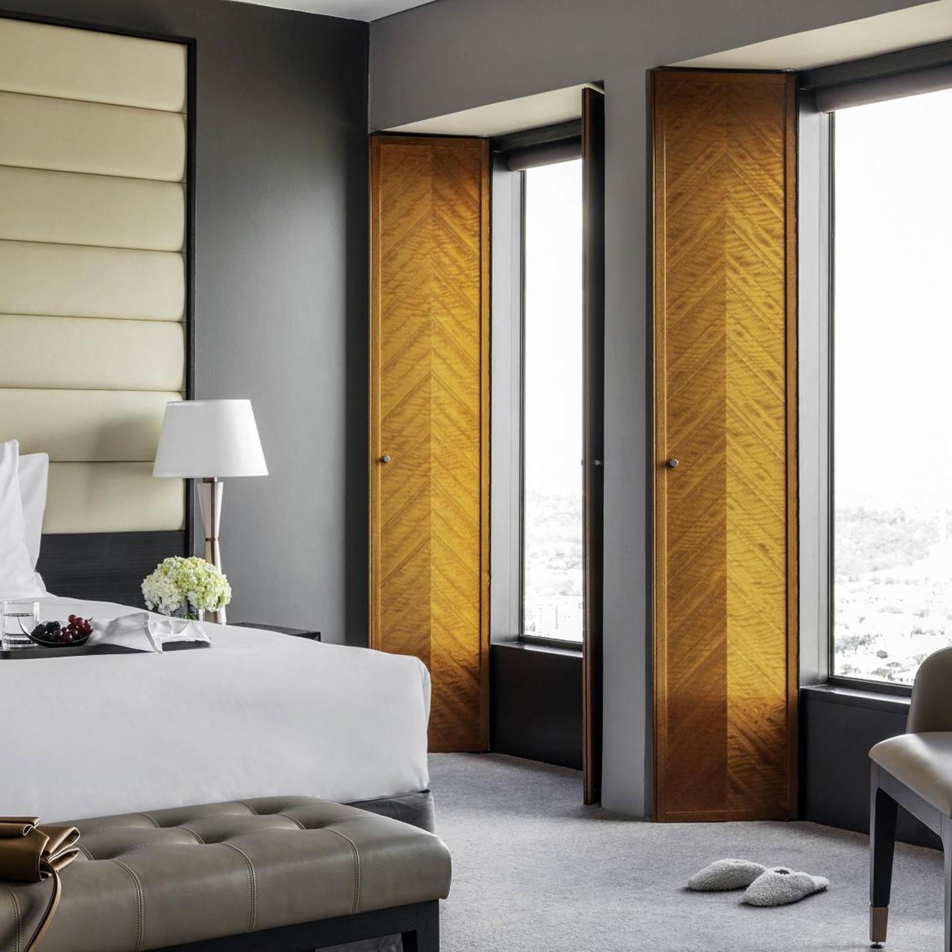 Junior Suite, King Bed, Bay and River View, Corner