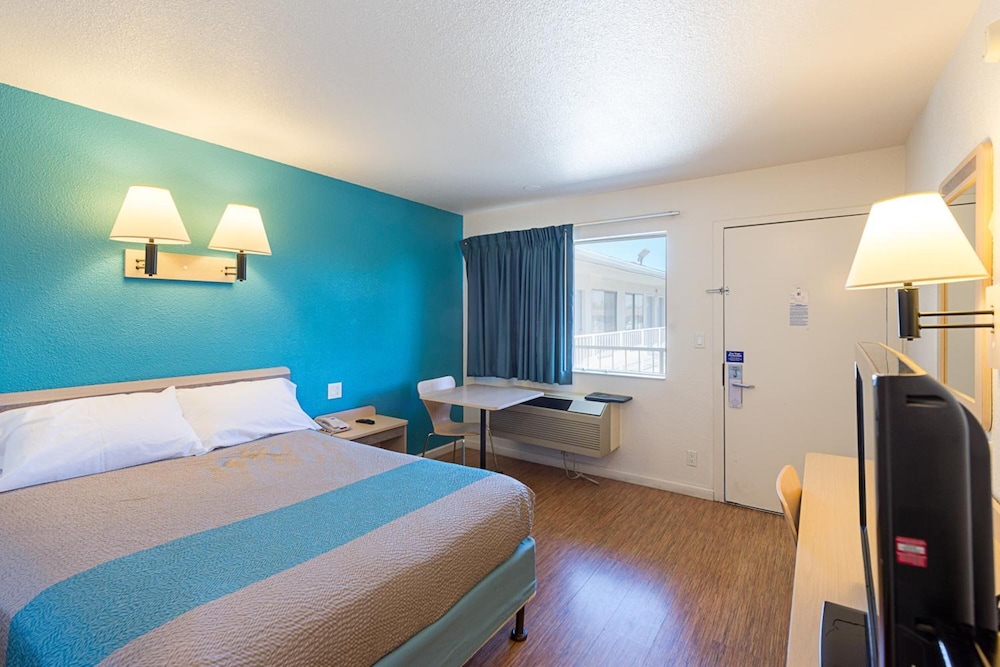 Motel6 Carson City, NV 30/66