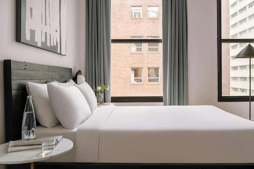 ROOM, QUEEN BED