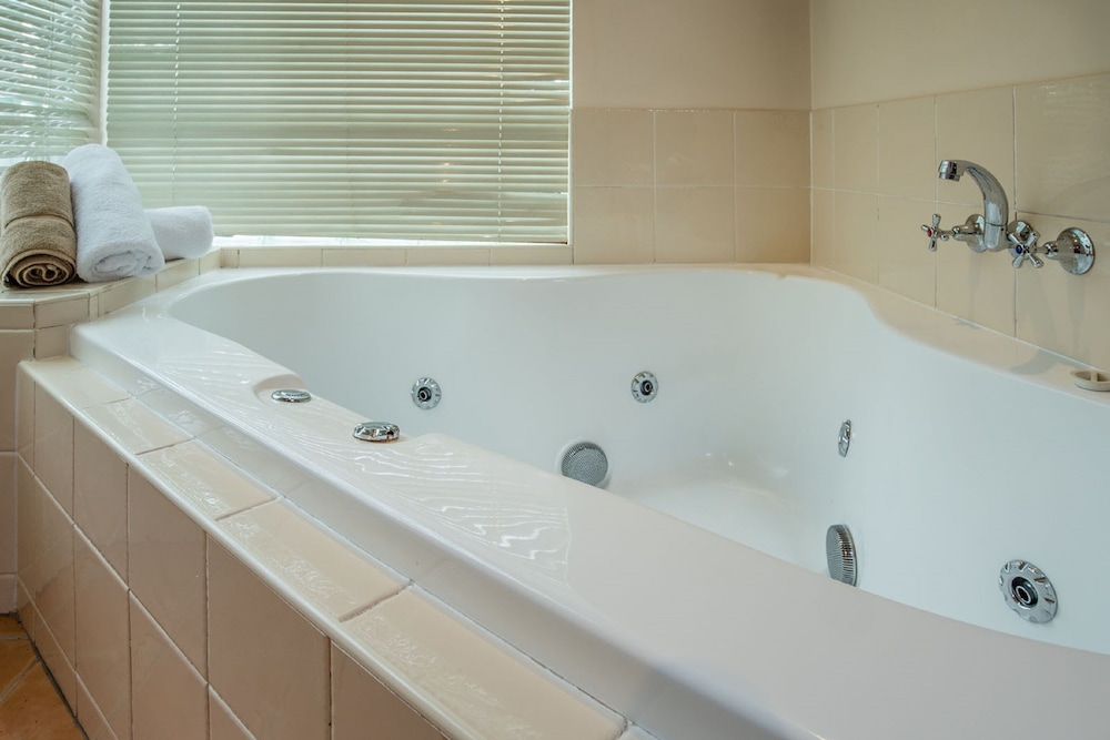 Aspley Carsel Motor Inn 57/60