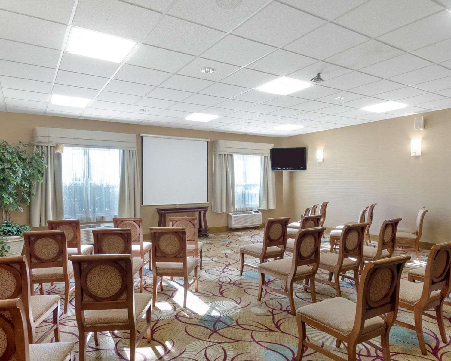 Comfort Inn & Suites Fayetteville-University Area 29/35