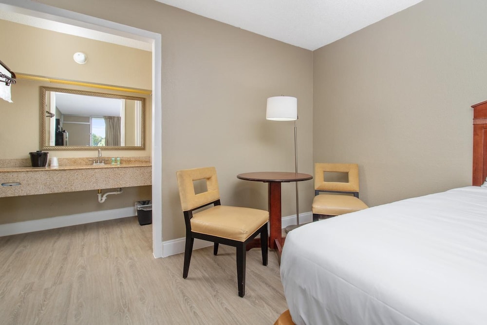 Stayable Suites Lakeland 31/66