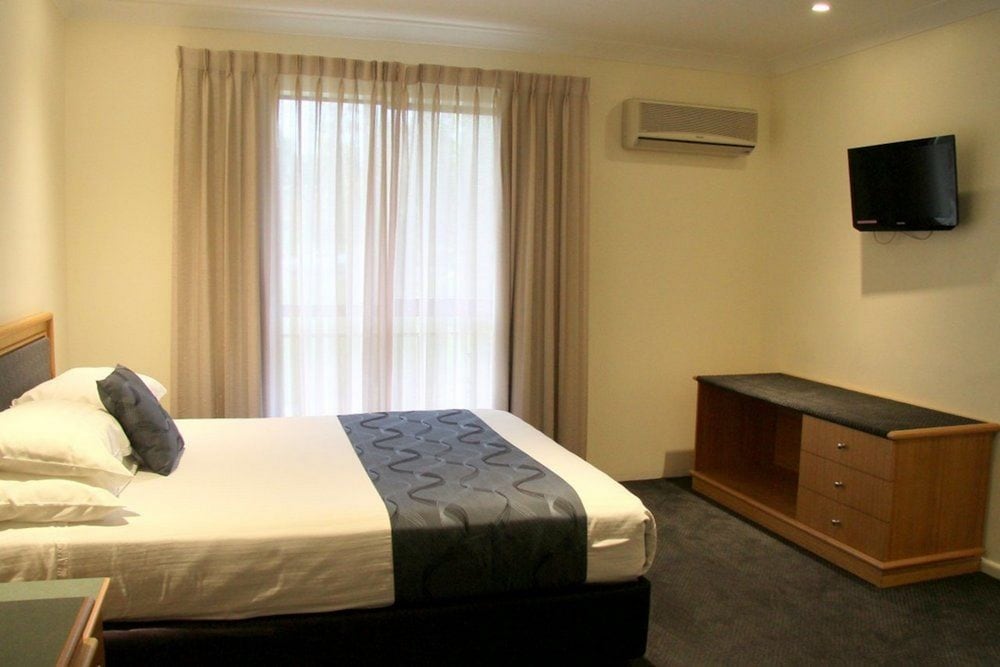 West End Motor Lodge 35/57