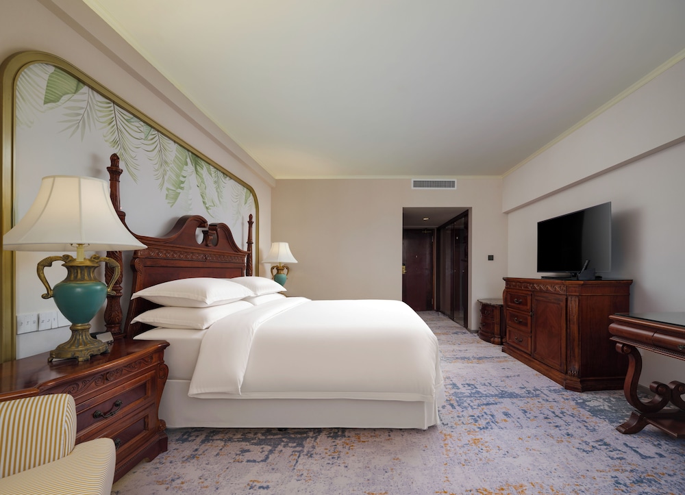 DELUXE, KING BED