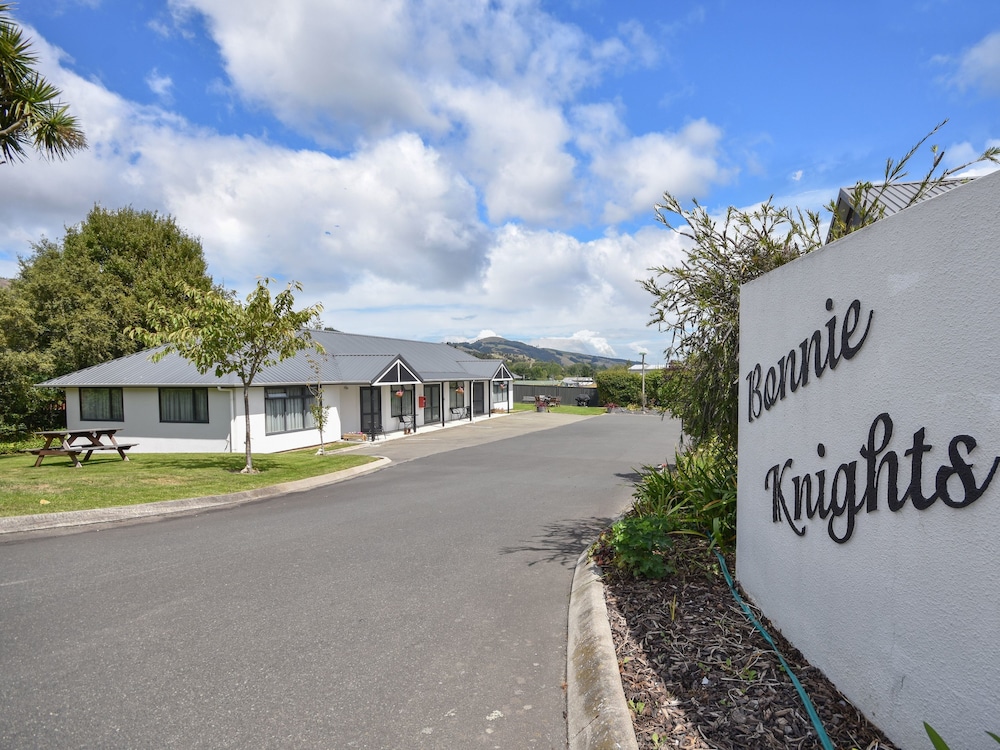 Bonnie Knights Motel 4/52