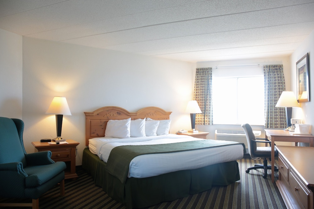 جناح بسرير كينج، American Inn and Suites Peosta, IA 2/4