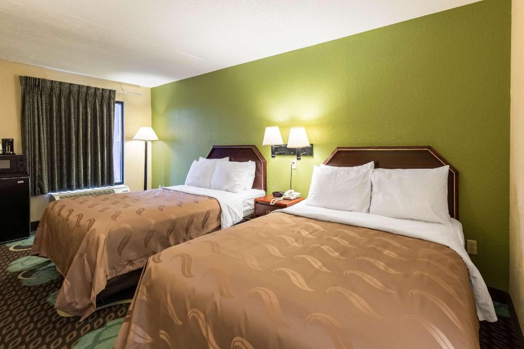 room, 2 queen beds, smoking