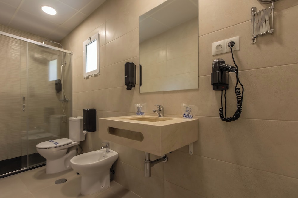 غرفة قياسية ثلاثية بثلاثة أسرّة، Hotel Zen Airport 7/7