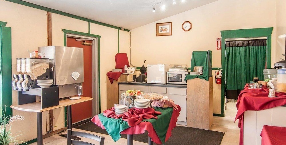 Econo Lodge 25/29