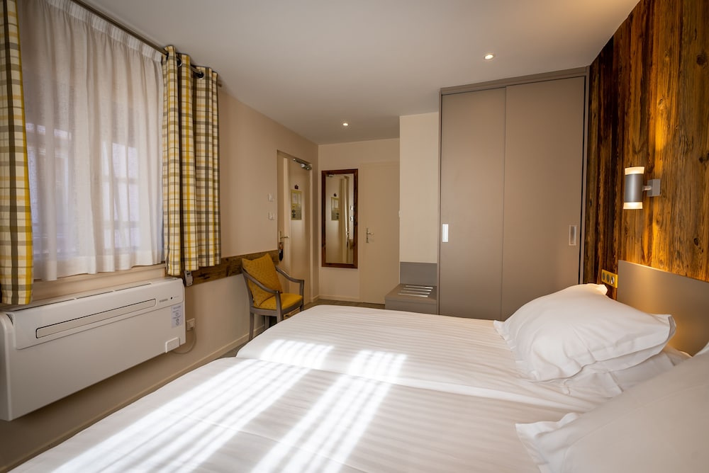 HOTEL DE LA TOUR 20/67