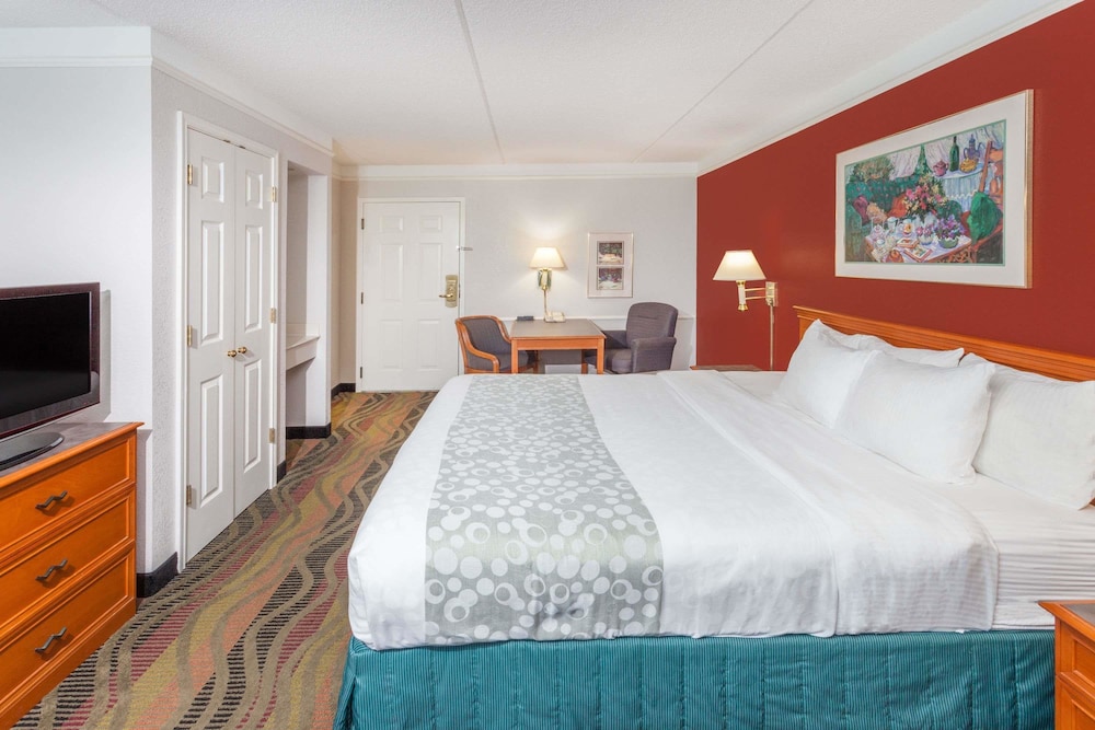 غرفة بسرير كينج لذوي الإعاقة، Days Inn & Suites by Wyndham Arlington Heights 4/10