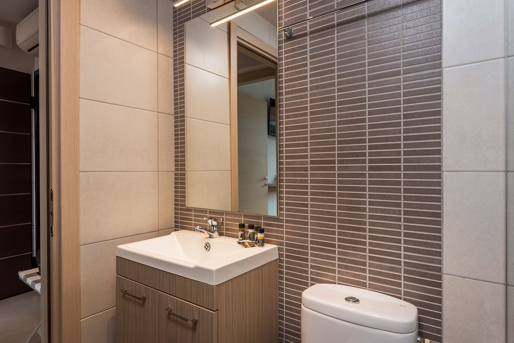 Trianon Luxury Apartments and Suites 72/74