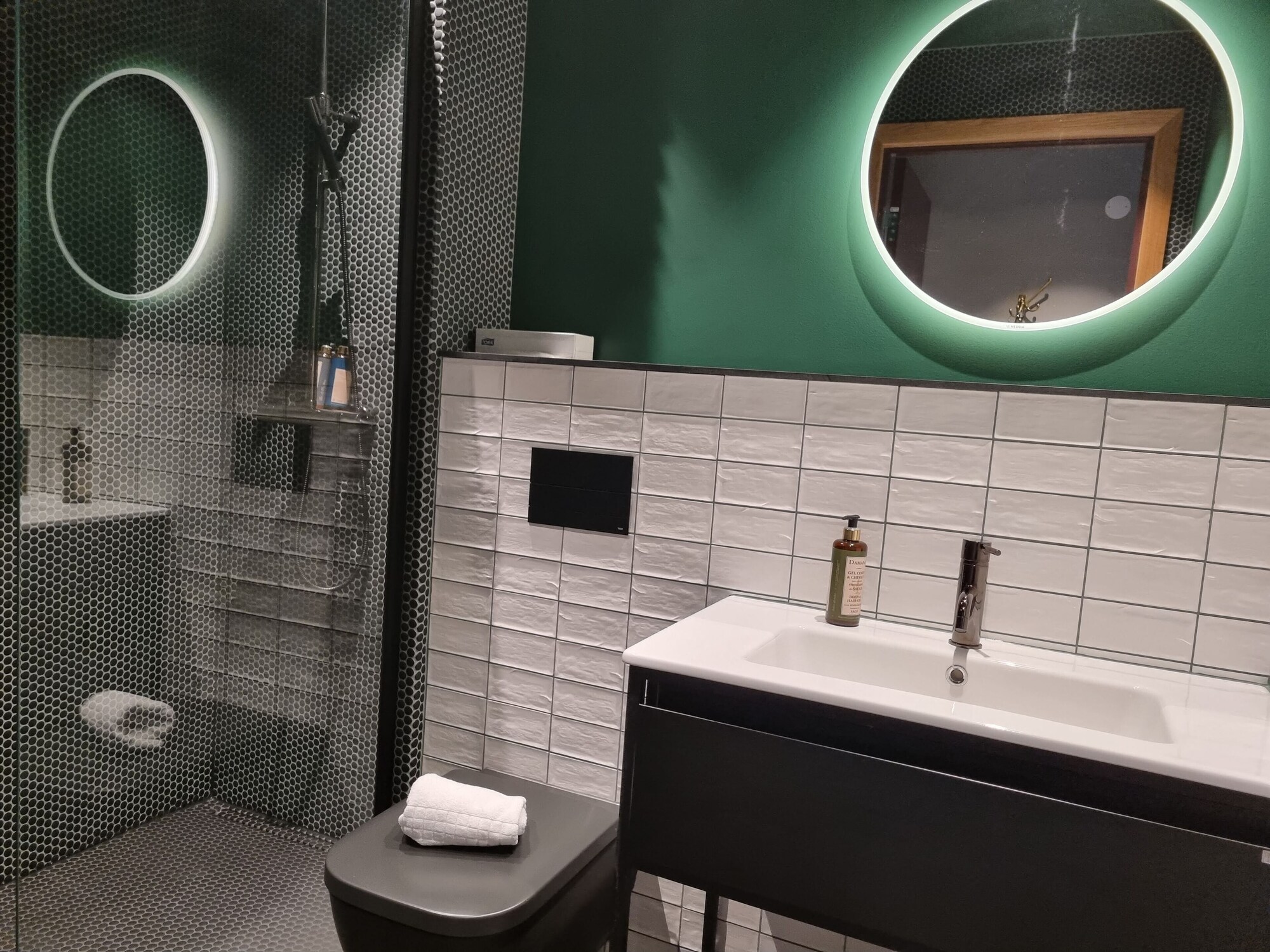 غرفة سوبيريور بسرير كينج، Treetop Spa Hangout & Hotel 3/3
