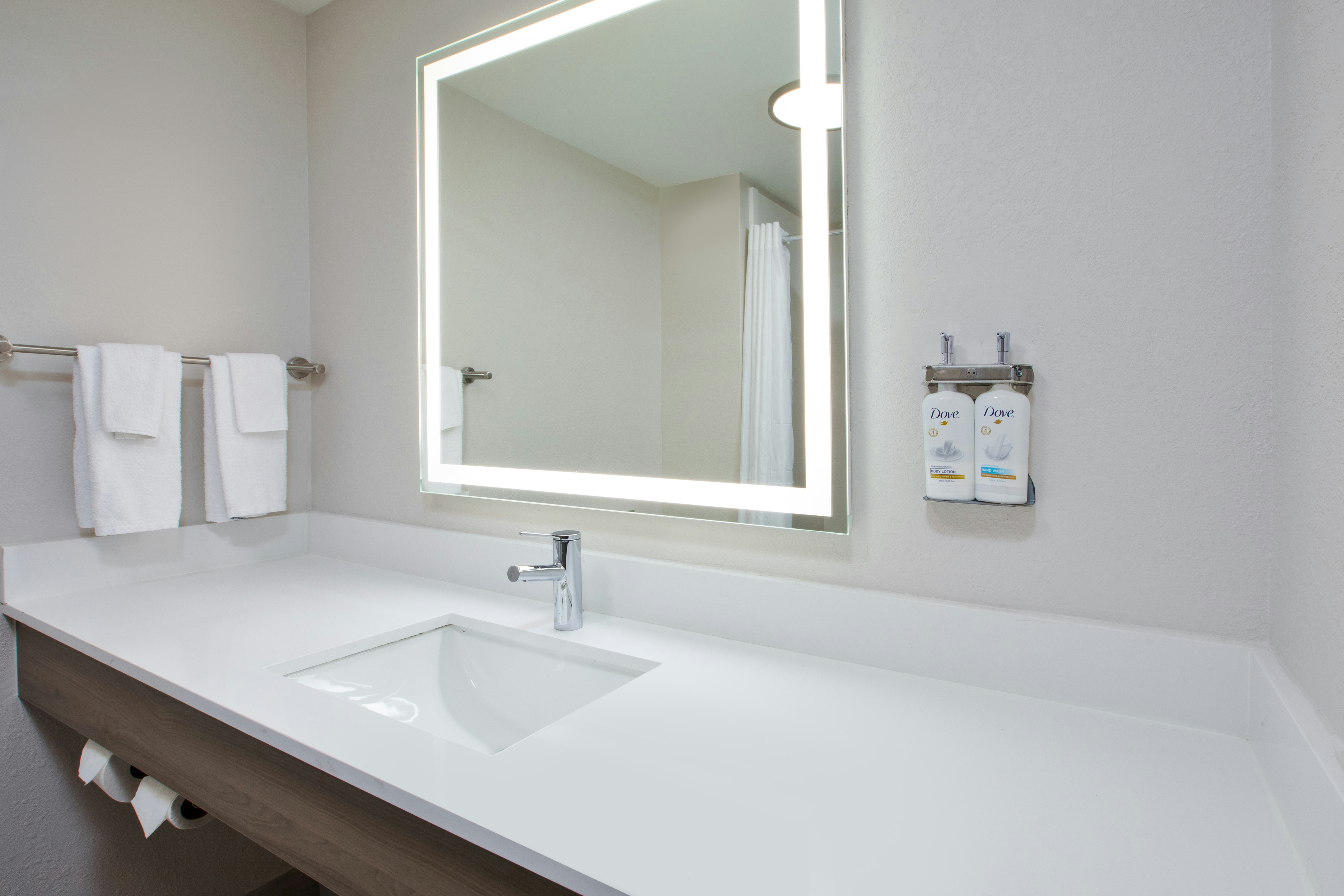 Holiday Inn Express And Suites Milwaukee Nw Park Place 78/79