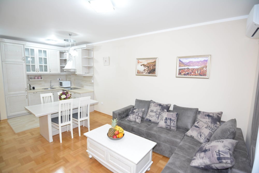 Apartments Dobrotski Dvori 20/64