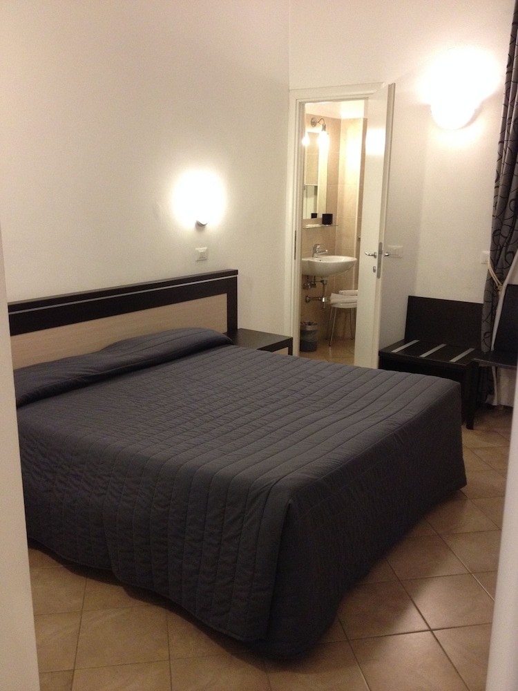 ROOM, DOUBLE OR TWIN BED