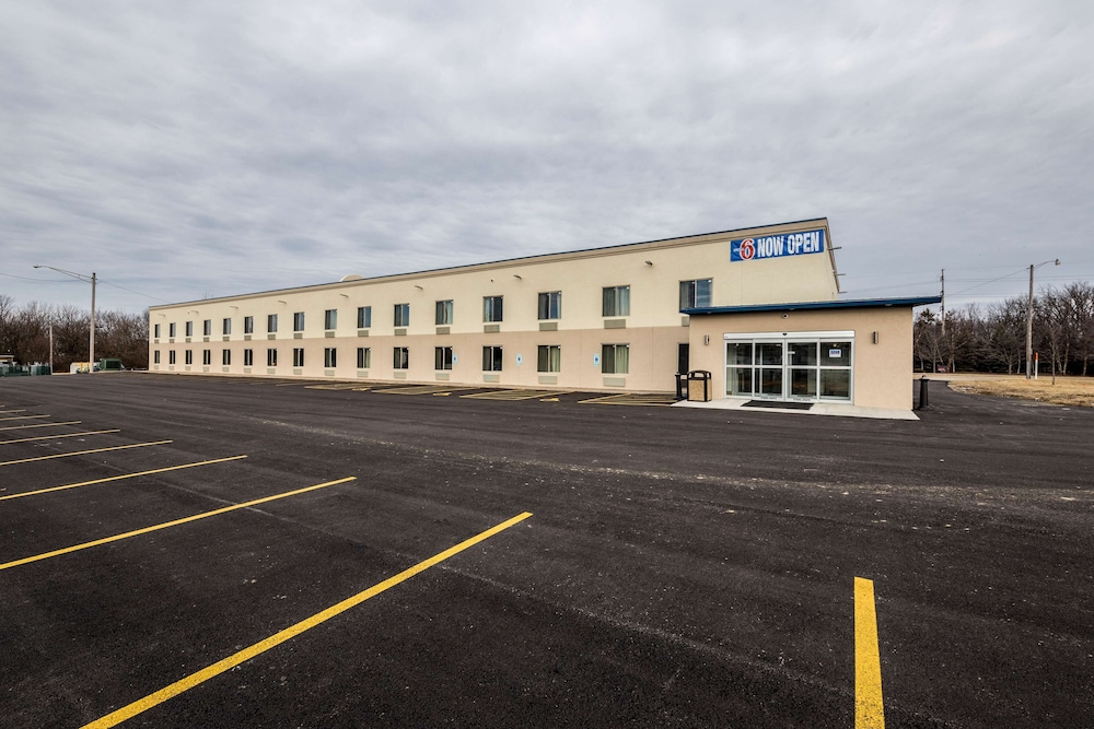 Motel6 Peoria, IL 55/66