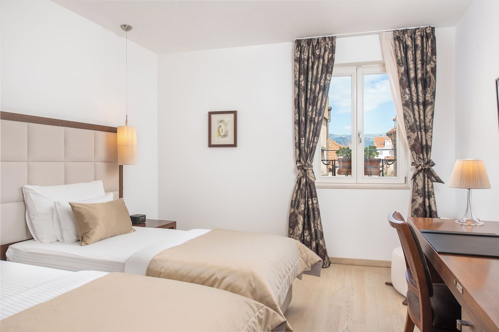 DELUXE, DOUBLE OR TWIN BED