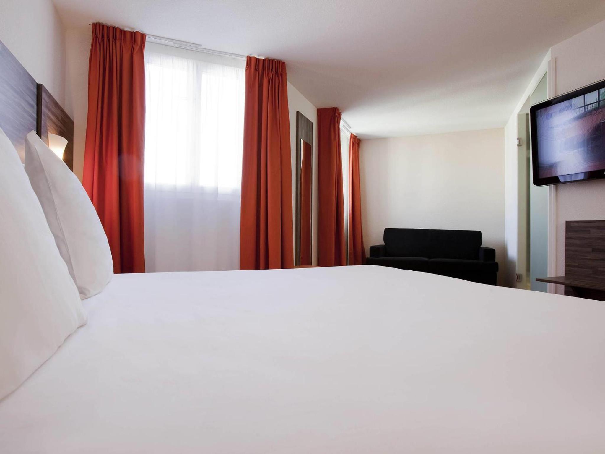 جناح بسرير كينج وسرير مزدوج وسريرين منفصلين مع أريكة