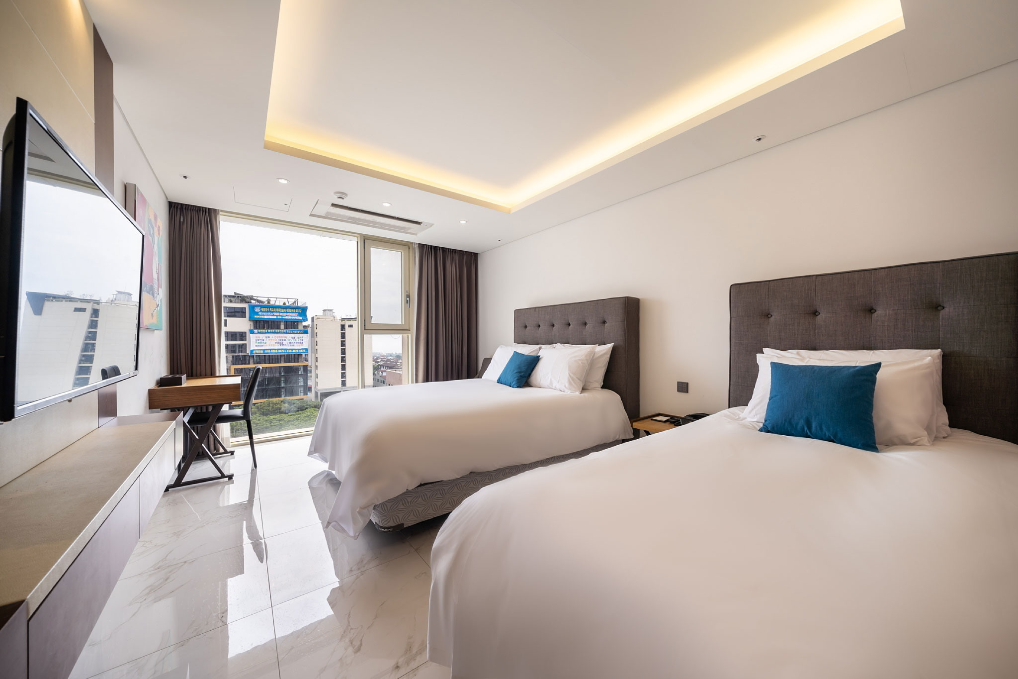 Deluxe, Twin Beds, 1 Double and 1 Single Bed, City View, Sweetmay Seogwipo 2/4