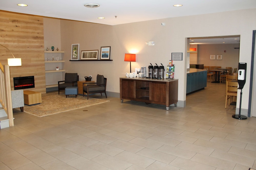 Country Inn & Suites by Radisson, Crystal Lake, IL 8/42