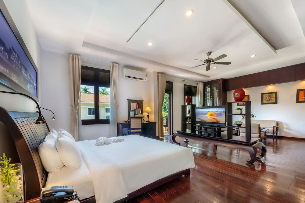 SUITE, KING BED, GARDEN VIEW, BALCONY