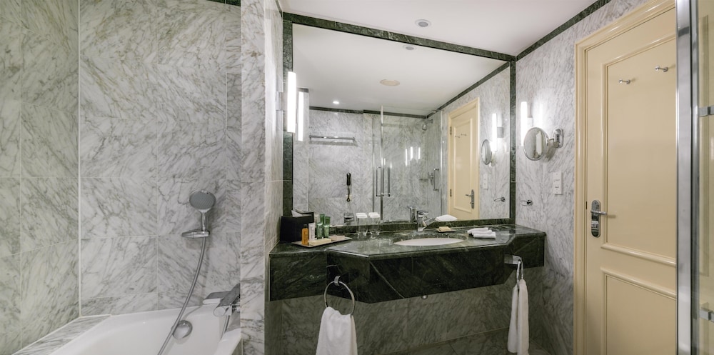 غرفة تنفيذية بسرير كينج مع دخول صالة النادي، Hilton Brussels Grand Place 6/6