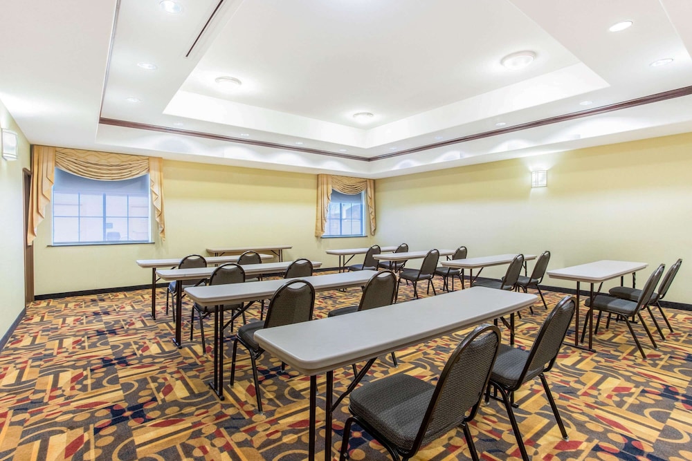 La Quinta Inn & Suites by Wyndham Ennis 42/50