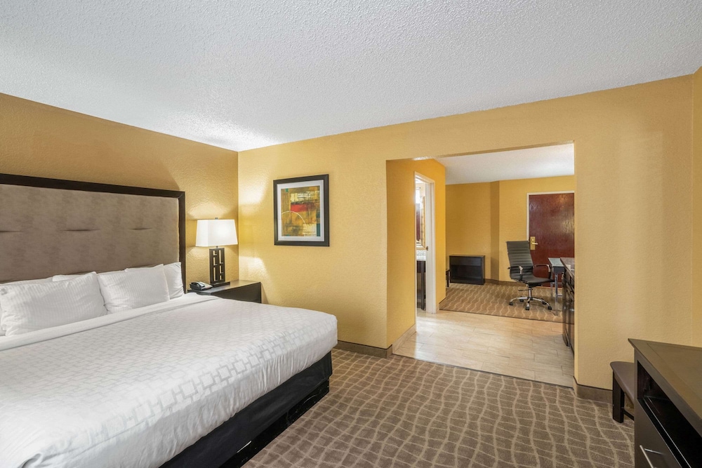 SUITE, KING BED