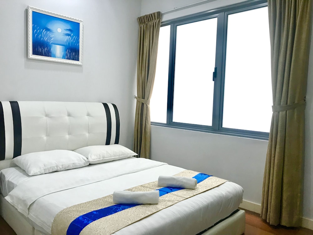 2 Bedrooms, Apartment, 1 Single and 2 Queen Beds, City View, Balcony
