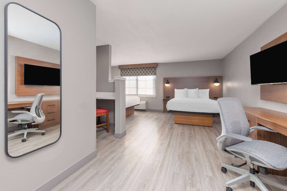 Hawthorn Extended Stay by Wyndham Bedford / Dallas 15/49