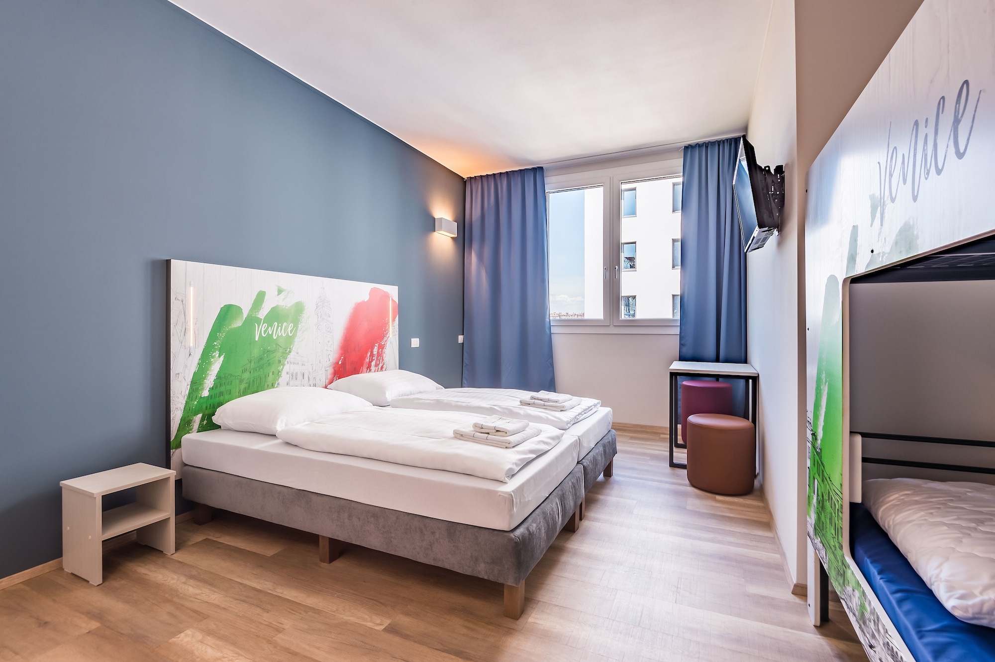 ROOM, QUADRUPLE