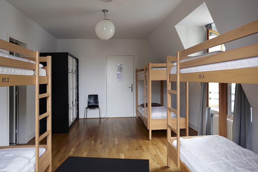 Geneva Hostel 5/70
