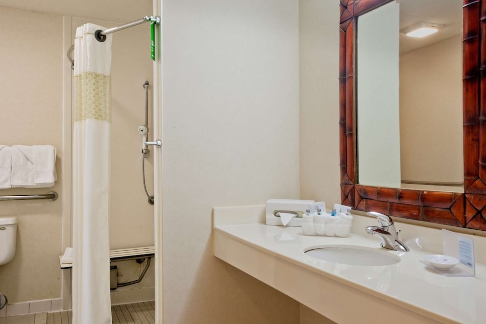 Hampton Inn Suites Salt Lake City Airport 16/82