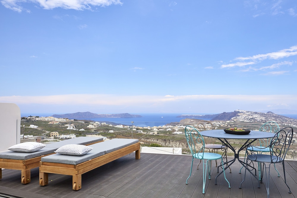 White And Co. La Torre Suites 36/50