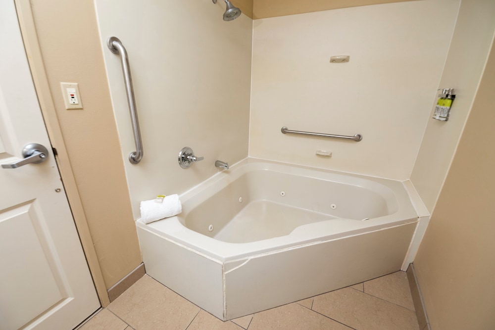 Holiday Inn Express Bloomington West 65/68