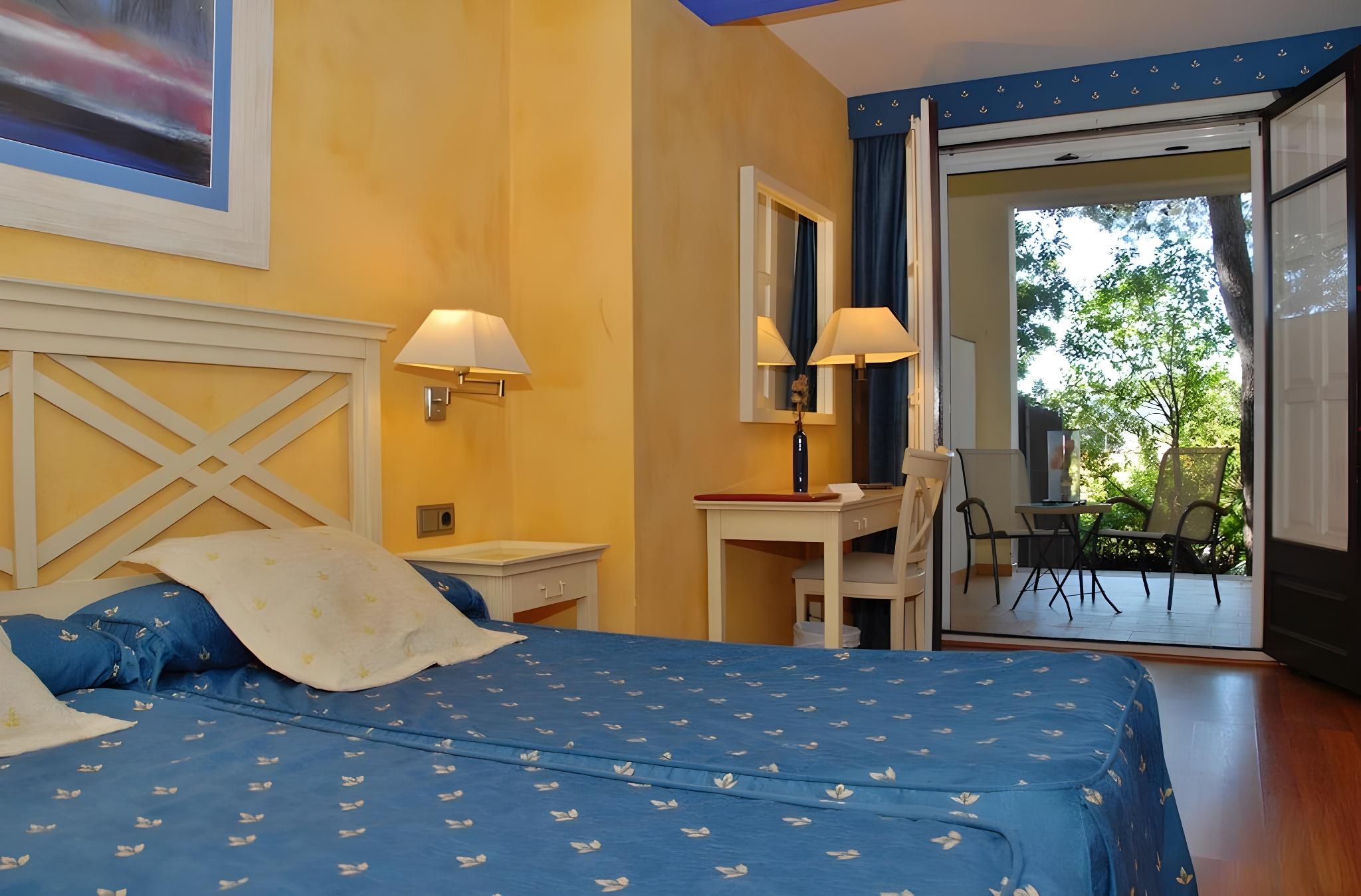 Superior, Double or Twin Bed, Convertible Double Bed