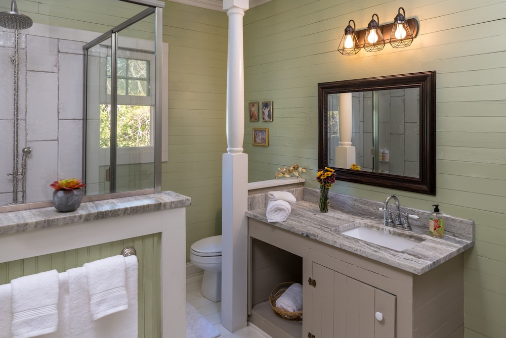 Sweet, Cottage, King Bed, Private Bathroom