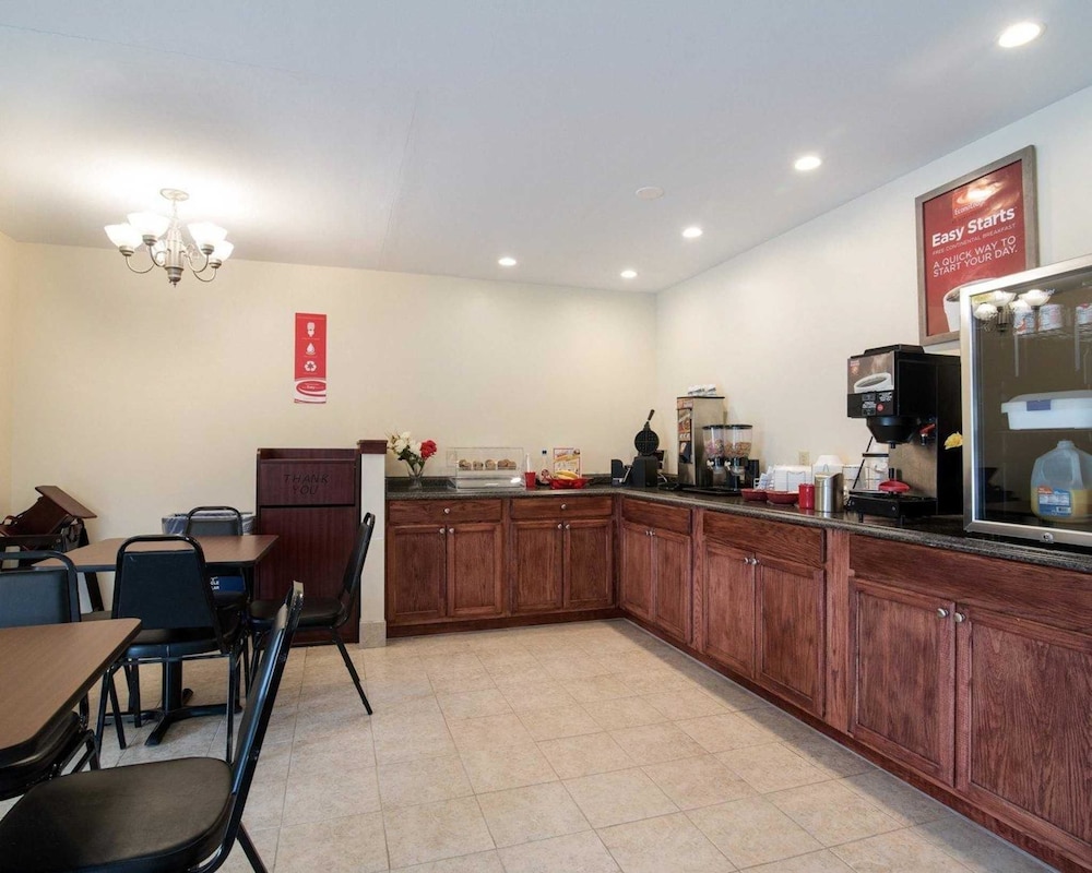 Econo Lodge Inn & Suites Canandaigua - Fingers Lake Area 9/37